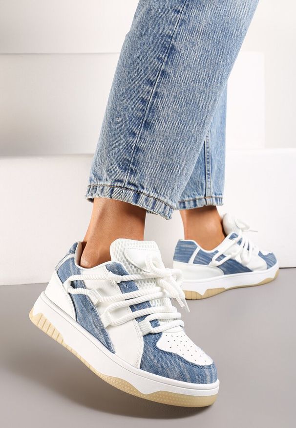 Renee - Niebiesko-Białe Sneakersy z Ozdobnymi Sznurówkami na Niskiej Platformie z Perforacją Dearias. Kolor: niebieski. Materiał: jeans, dresówka. Obcas: na platformie