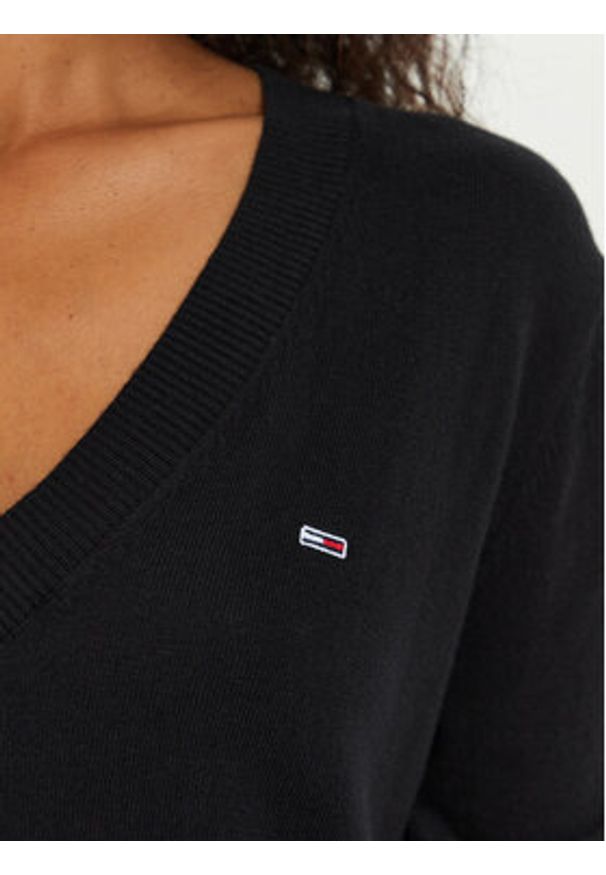 Tommy Jeans Sweter Tjw Essential DW0DW18670 Czarny Regular Fit. Kolor: czarny. Materiał: bawełna, wiskoza