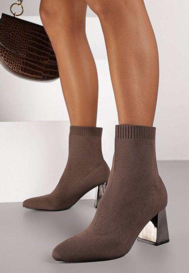 Renee - Brązowe Skarpetkowe Botki Vices na Metalicznym Słupkowym Obcasie Widvira. Kolor: brązowy. Materiał: koronka. Szerokość cholewki: normalna. Obcas: na obcasie. Wysokość obcasa: średni