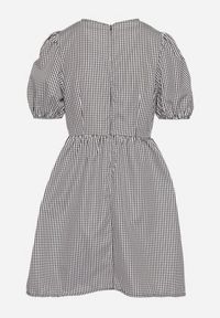 Born2be - Czarna Rozkloszowana Sukienka w Kratkę Vichy w Stylu Retro z Wiązaniem Telionea. Okazja: na co dzień. Kolor: czarny. Wzór: kratka. Typ sukienki: rozkloszowane. Styl: retro #6