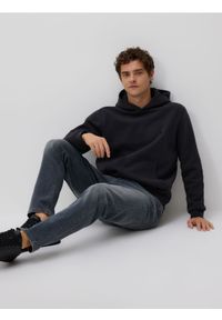 Reserved - Jeansy slim fit z efektem sprania - granatowy. Kolor: niebieski