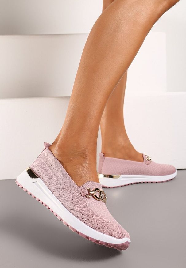 Born2be - Różowe Półbuty Tenisówki z Elastyczną Cholewką i Klamrą Vaiara. Okazja: na spotkanie biznesowe. Zapięcie: klamry. Kolor: różowy. Materiał: jeans. Szerokość cholewki: normalna. Styl: elegancki, klasyczny, biznesowy