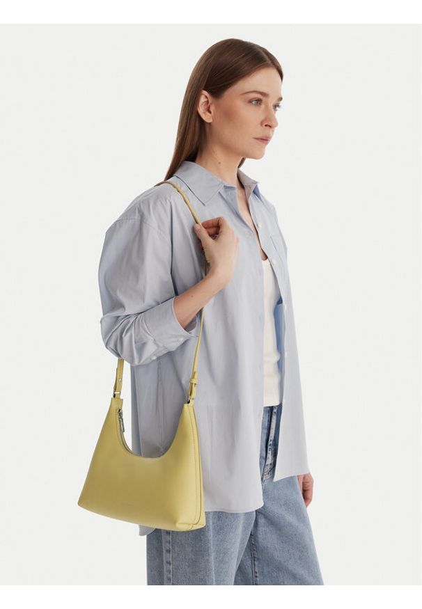 Calvin Klein Torebka Foil Logo Conv Shoulder Bag LV04F3272G Żółty. Kolor: żółty. Materiał: skórzane