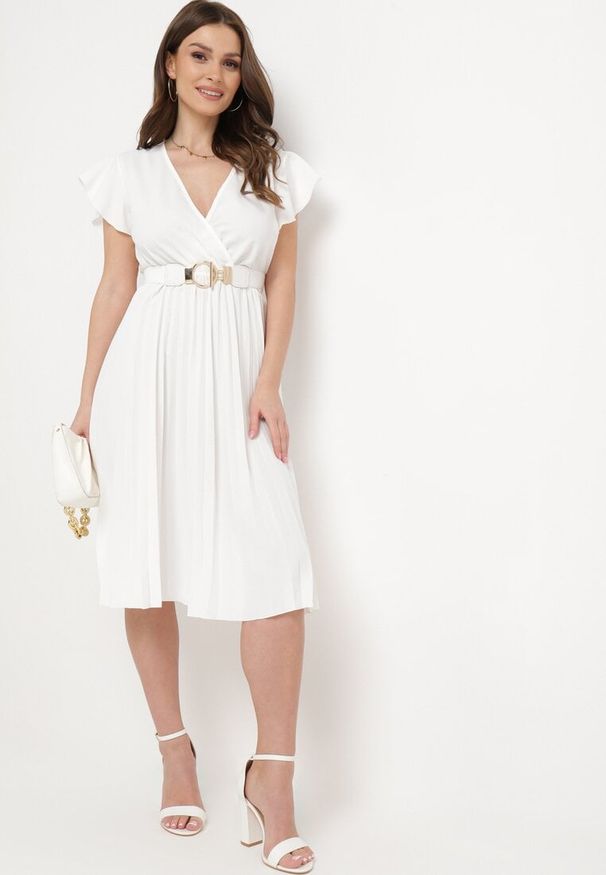Born2be - Biała Rozkloszowana Sukienka Midi z Kopertową Górą i Plisowanym Dołem Alissu. Kolor: biały. Typ sukienki: kopertowe. Styl: elegancki, klasyczny. Długość: midi