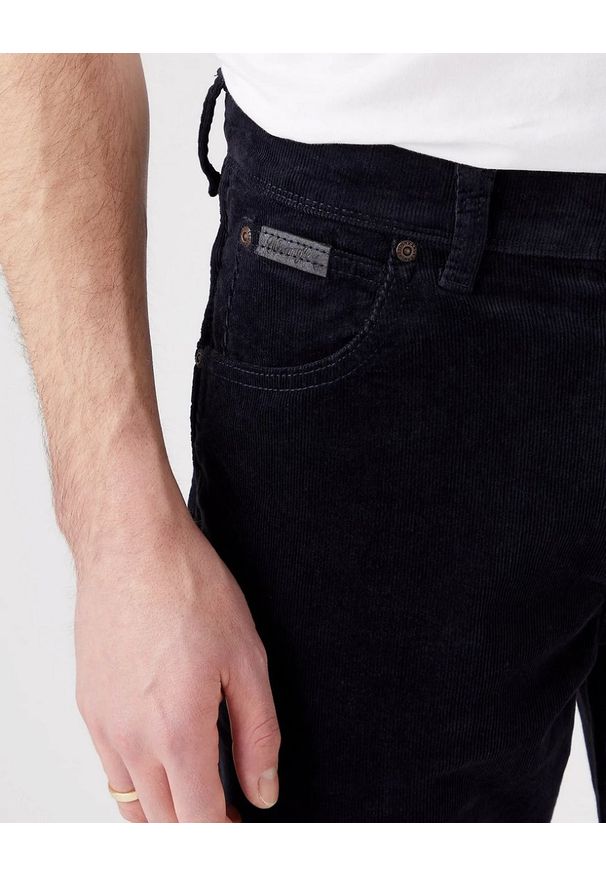 Wrangler - WRANGLER TEXAS SLIM MĘSKIE SPODNIE SZTRUKSOWE DARK NAVY W12SECXAE 112320130. Okazja: na co dzień. Materiał: sztruks. Styl: klasyczny, casual, elegancki