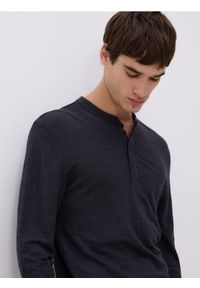 Reserved - Lniany longsleeve henley - granatowy. Typ kołnierza: typu henley. Kolor: niebieski. Materiał: len. Długość rękawa: długi rękaw