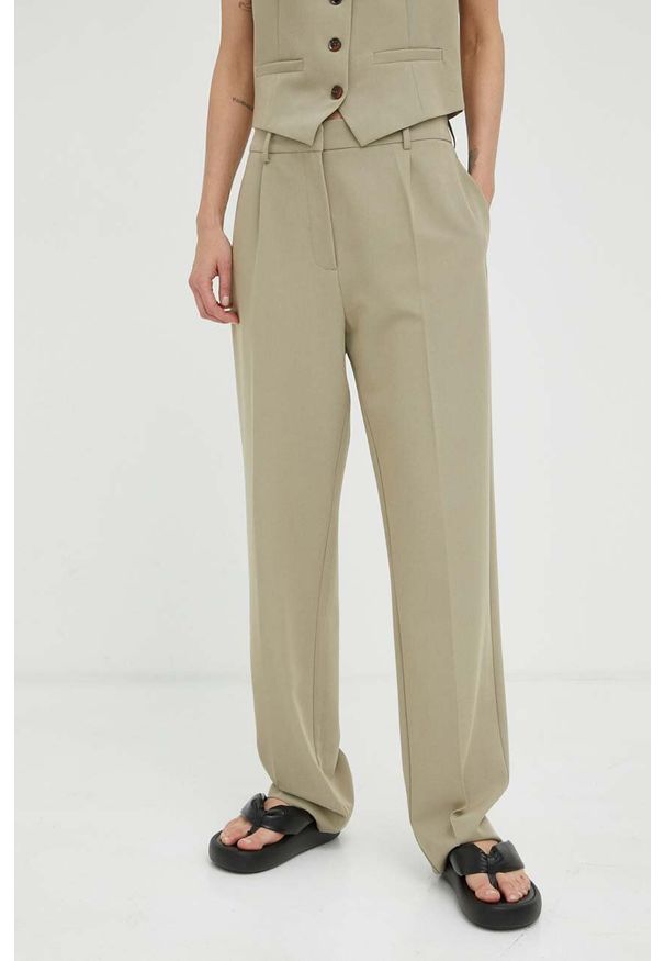 Samsoe & Samsoe - Samsoe Samsoe spodnie damskie kolor beżowy proste high waist. Okazja: na co dzień. Stan: podwyższony. Kolor: beżowy. Materiał: tkanina, poliester. Styl: casual