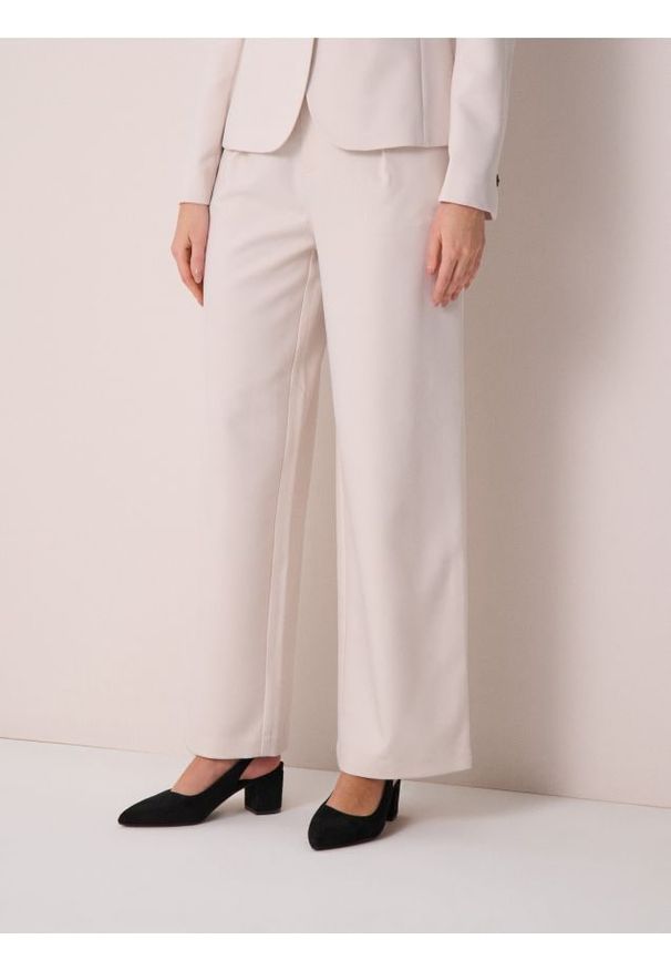 Sinsay - Spodnie wide leg z paskiem - kremowy. Kolor: kremowy