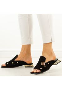 Czarne skórzane klapki damskie DiA 3061. Kolor: czarny. Materiał: skóra, zamsz. Wzór: aplikacja. Sezon: wiosna, lato. Obcas: na obcasie. Styl: elegancki, klasyczny, wizytowy #1
