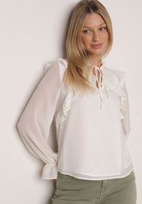 Born2be - Biała Romantyczna Bluzka z Falbankami i Wiązaniem przy Dekolcie Zeaniyana. Okazja: na spacer, na co dzień, na spotkanie biznesowe. Typ kołnierza: kołnierz z falbankami. Kolor: biały. Materiał: poliester, jeans. Styl: casual, biznesowy #3