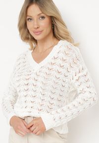 Born2be - Biały Ażurowy Sweter z Trójkątnym Dekoltem i Ściągaczami Isandre. Kolor: biały. Materiał: materiał. Wzór: ażurowy #6