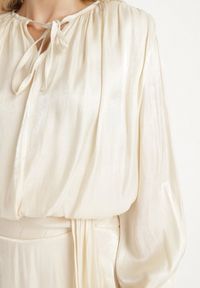 Born2be - Beżowa Wiskozowa Sukienka Ozdobiona Wiązaniem i Falbanką Rallio. Okazja: na co dzień, na imprezę. Typ kołnierza: kołnierz z falbankami. Kolor: beżowy. Materiał: wiskoza. Wzór: aplikacja. Typ sukienki: proste. Styl: casual, elegancki #5