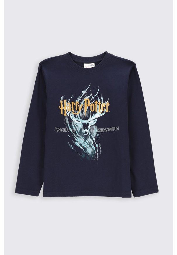 COCCODRILLO - Coccodrillo longsleeve bawełniany dziecięcy kolor granatowy z nadrukiem. Okazja: na co dzień. Kolor: niebieski. Materiał: bawełna. Długość rękawa: długi rękaw. Wzór: nadruk. Styl: casual