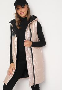 Born2be - Jasnobeżowa Pikowana Długa Kamizelka z Kapturem Ozdobiona Naszywką Mevaya. Okazja: na co dzień. Typ kołnierza: kaptur. Kolor: beżowy. Materiał: jeans. Długość: długie. Wzór: aplikacja. Styl: casual #2