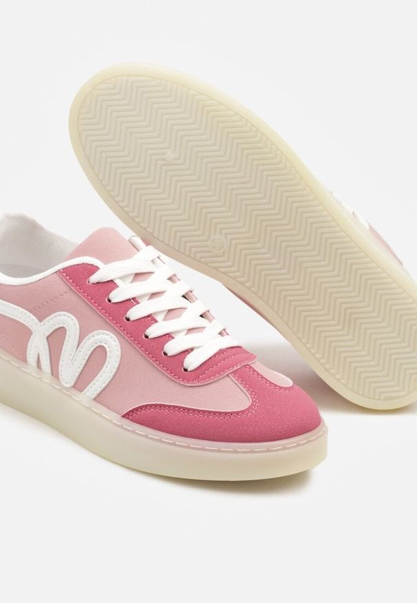 Renee - Różowe Sneakersy Kultowe Tenisówki Zdobione Abstrakcyjną Aplikacją Fendiva. Okazja: na co dzień. Zapięcie: sznurówki. Kolor: różowy. Materiał: jeans. Wzór: aplikacja