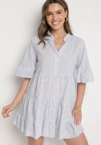 Born2be - Jasnoniebieska Bawełniana Sukienka z Haftowanej Tkaniny o Koszulowym Kroju z Falbanami Filidwena. Okazja: na co dzień. Typ kołnierza: kołnierzyk klasyczny. Kolor: niebieski. Materiał: tkanina, bawełna. Wzór: haft. Typ sukienki: koszulowe. Styl: klasyczny, casual, elegancki, boho #1