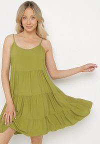 Born2be - Zielona Rozkloszowana Sukienka z Bawełny na Ramiączkach z Falbanami Lilivane. Okazja: na spacer, na co dzień. Kolor: zielony. Materiał: bawełna. Długość rękawa: na ramiączkach. Sezon: wiosna, lato. Typ sukienki: proste. Styl: casual #7