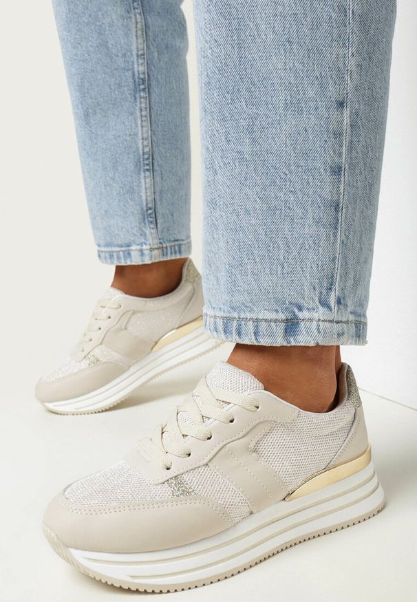 Born2be - Beżowe Brokatowe Sneakersy na Piankowej Podeszwie Takamas. Okazja: na co dzień, na spacer. Nosek buta: okrągły. Zapięcie: sznurówki. Kolor: beżowy. Materiał: jeans, materiał. Obcas: na obcasie. Wysokość obcasa: niski. Sport: turystyka piesza