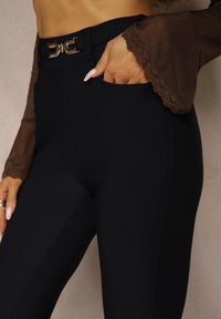 Renee - Granatowe Spodnie Dzwony High Waist w Eleganckim Stylu ze Sprzączką Tevanda. Stan: podwyższony. Kolor: niebieski. Materiał: koronka. Długość: krótkie. Styl: elegancki #4