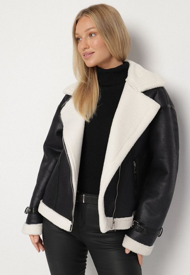 Born2be - Czarna Kurtka Ramoneska Biker z Futerkiem i Paskami z Klamrami Mandrie. Okazja: na spacer, na co dzień. Kolor: czarny. Materiał: futro. Wzór: aplikacja. Styl: klasyczny, casual, elegancki