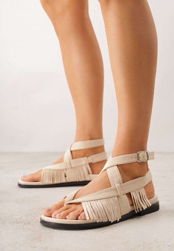 Renee - Beżowe Sandały Typu Rzymianki Ozdobione Frędzlami Casasos. Okazja: na co dzień. Kolor: beżowy. Materiał: koronka. Wzór: aplikacja. Sezon: lato. Styl: casual