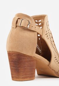 Born2be - Ciemnobeżowe Botki Kowbojki Vices na Obcasie z Ażurową Cholewką i Wycięciem Dorfedi. Okazja: na co dzień. Kolor: beżowy. Materiał: jeans. Szerokość cholewki: normalna. Wzór: ażurowy. Obcas: na obcasie. Styl: casual, elegancki. Wysokość obcasa: średni #6