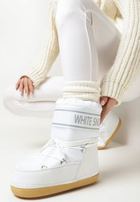 Born2be - Białe Ciepłe Śniegowce na Platformie Ozdobione Napisem Menderia. Kolor: biały. Wzór: napisy, aplikacja. Sezon: zima. Obcas: na platformie #4