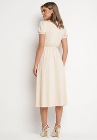 Born2be - Jasnobeżowa Sukienka Rozkloszowana z Wiskozą z Poduszkami w Ramionach Awerla. Okazja: na co dzień. Typ kołnierza: dekolt w kształcie V. Kolor: beżowy. Materiał: wiskoza. Długość rękawa: krótki rękaw. Styl: klasyczny, casual, elegancki #2