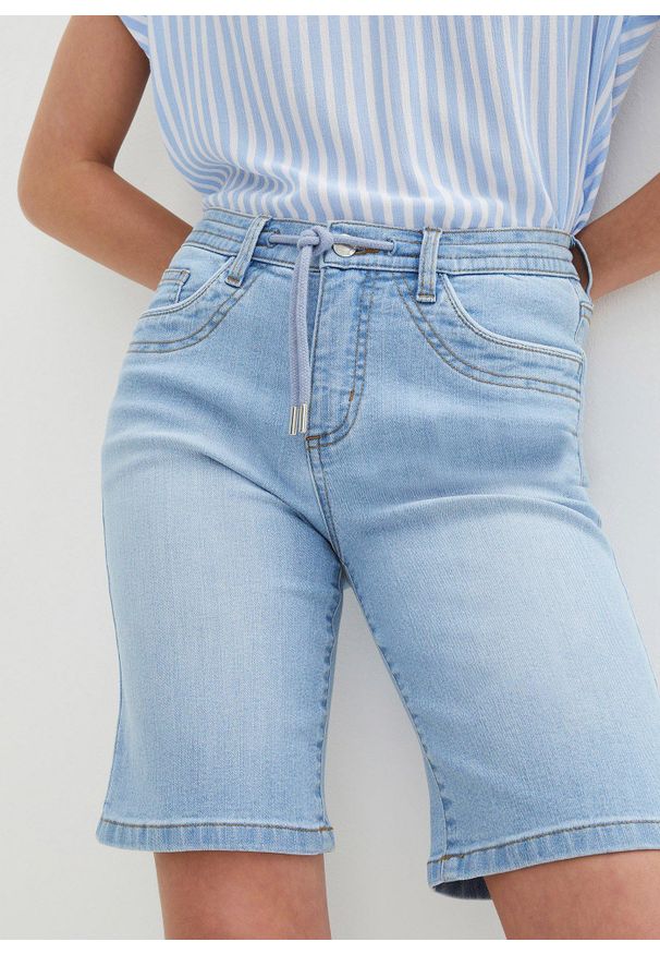 bonprix - Bermudy dżinsowe Slim Fit mid waist. Kolor: niebieski