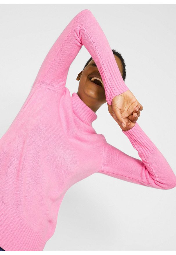 bonprix - Sweter basic z golfem. Typ kołnierza: golf. Kolor: różowy. Materiał: prążkowany. Wzór: prążki
