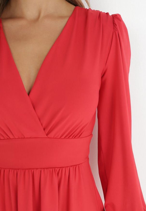 Born2be - Czerwona Sukienka Kopertowa Taliowana Maecenus. Okazja: na co dzień. Typ kołnierza: dekolt w serek. Kolor: czerwony. Materiał: wiskoza. Typ sukienki: kopertowe. Styl: casual, elegancki