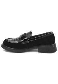 Czarne Mokasyny Filippo Modne Obuwie Damskie. Okazja: na co dzień. Kolor: czarny. Materiał: zamsz, skóra. Obcas: na obcasie. Styl: casual, klasyczny, elegancki. Wysokość obcasa: średni #5