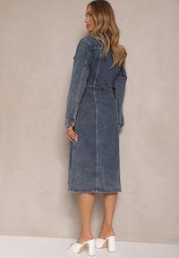 Renee - Niebieska Sukienka Jeansowa z Wiązanym Paskiem Rallinde. Okazja: na co dzień, na spacer. Kolor: niebieski. Materiał: jeans. Długość rękawa: długi rękaw. Typ sukienki: koszulowe. Styl: klasyczny, casual, elegancki #5