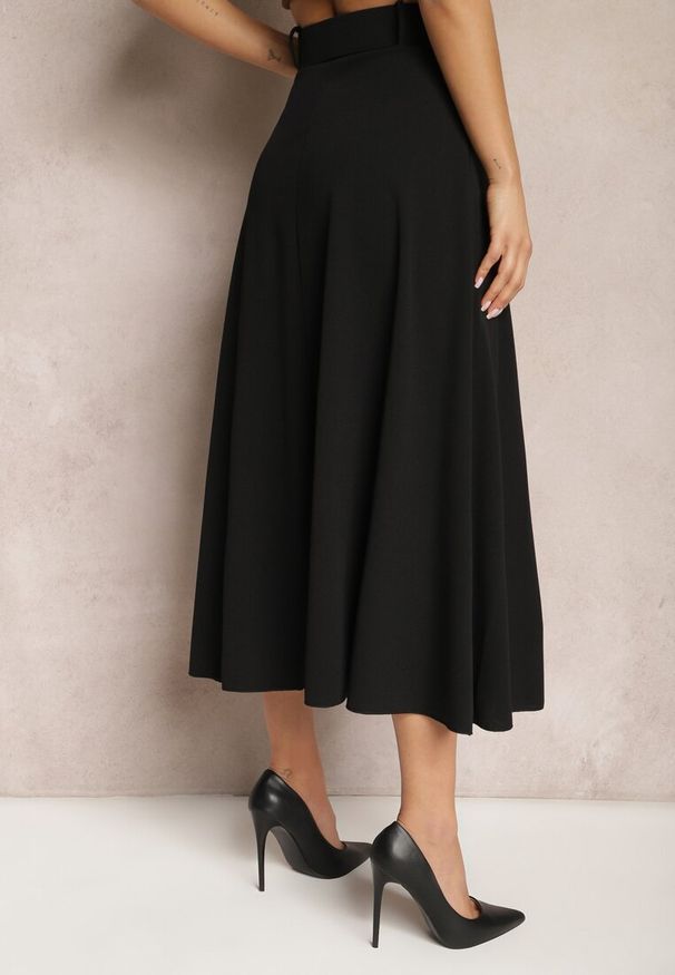 Renee - Czarna Rozkloszowana Spódnica Maxi z Paskiem i Klamrą Adlirca. Okazja: na co dzień. Kolor: czarny. Materiał: materiał. Wzór: gładki. Styl: casual