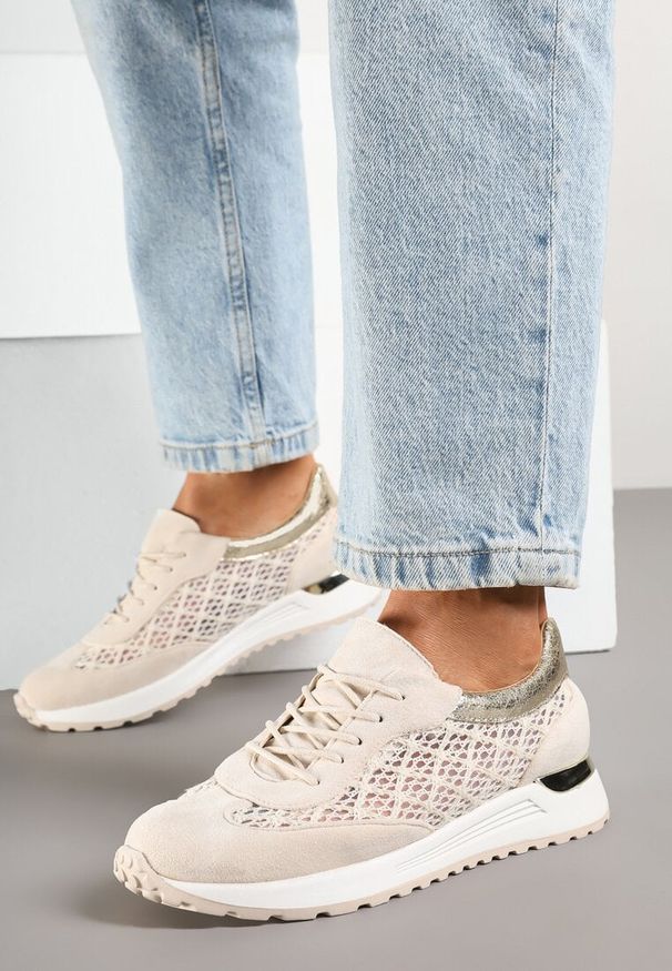 Renee - Beżowe Sneakersy z Ażurowym Zdobieniem i Metalicznymi Wstawkami Sesovienna. Okazja: na co dzień. Kolor: beżowy. Materiał: jeans. Wzór: ażurowy, aplikacja