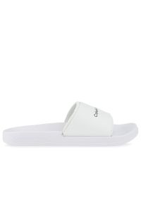 Klapki Calvin Klein Slide Monogram TPU YM0YM00361-YBR - białe. Okazja: na plażę, na co dzień. Kolor: biały. Materiał: materiał. Szerokość cholewki: normalna. Wzór: aplikacja. Sezon: lato. Sport: pływanie