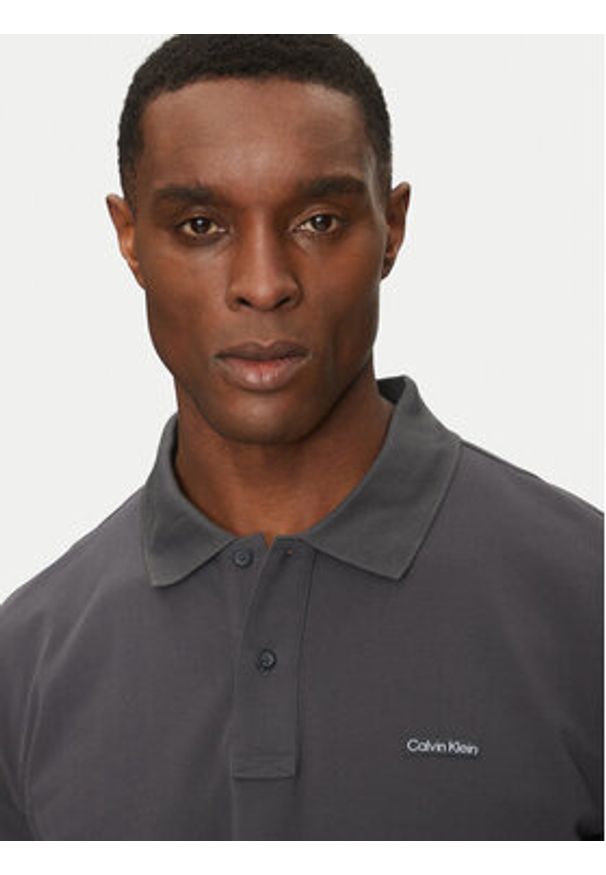 Calvin Klein Jeans Polo J30J327534 Szary Regular Fit. Typ kołnierza: polo. Kolor: szary. Materiał: bawełna