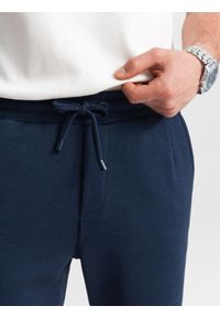 Ombre Clothing - Dzianinowe szorty męskie z podwiniętymi nogawkami - granatowe V1. Okazja: na co dzień. Kolor: niebieski. Materiał: dzianina. Wzór: jednolity. Styl: klasyczny, casual #9