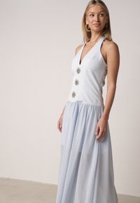Born2be - Niebieska Sukienka z Wiązanym Dekoltem Typu Halter i Biżuteryjnymi Guzikami Raena. Okazja: na co dzień. Typ kołnierza: dekolt halter. Kolor: niebieski. Typ sukienki: proste. Styl: casual. Długość: midi #8