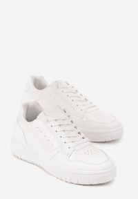 Renee - Białe Sneakersy Ozdobione Perforacją i Geometrycznym Motywem Idariele. Okazja: na co dzień. Kolor: biały. Wzór: aplikacja, geometria #5