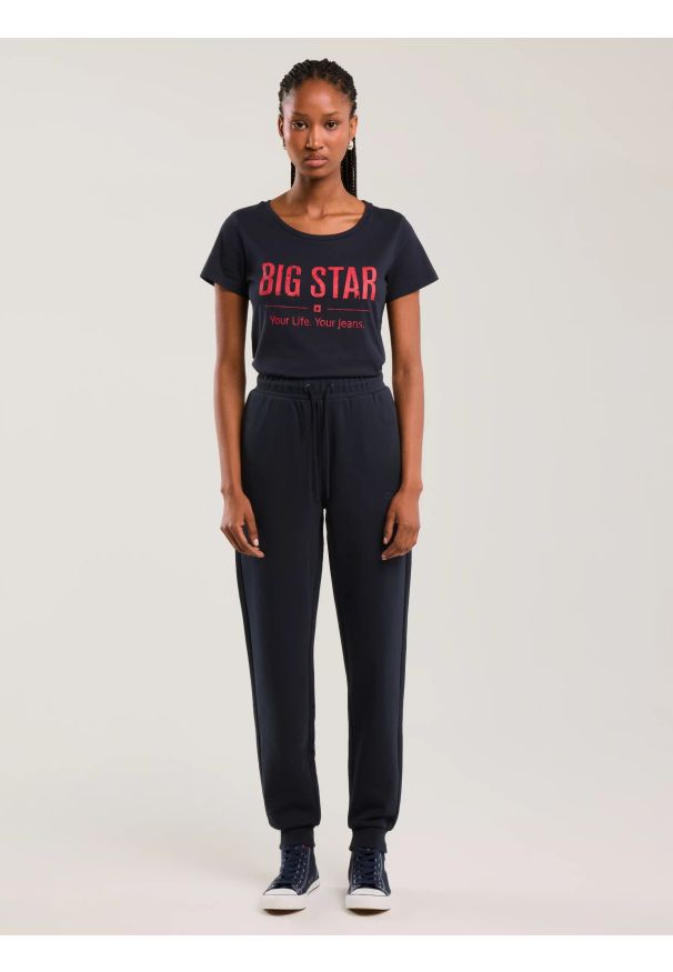 Big-Star - Koszulka damska o klasycznym kroju granatowa Brunona 403. Kolor: niebieski. Materiał: bawełna, dzianina, materiał, skóra. Długość rękawa: krótki rękaw. Długość: krótkie. Wzór: nadruk, napisy. Styl: klasyczny