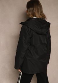Renee - Czarna Kurtka Parka o Klasycznym Kroju z Kapturem Cenelle. Okazja: na spacer. Typ kołnierza: kaptur. Kolor: czarny. Materiał: jeans. Styl: klasyczny #5
