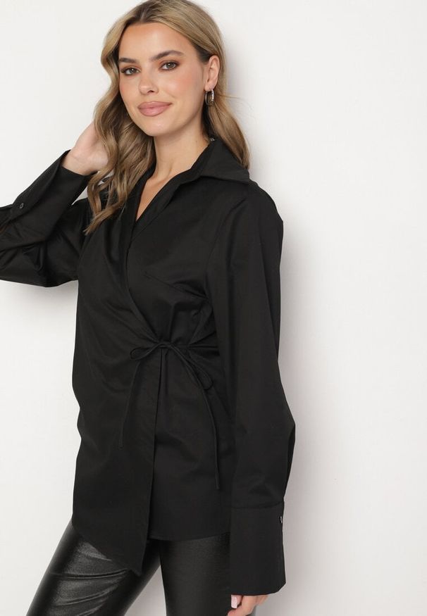 Born2be - Czarna Bawełniana Bluzka Koszulowa Kimono z Asymetrycznym Wiązaniem Delwena. Okazja: na spotkanie biznesowe. Typ kołnierza: kołnierzyk klasyczny. Kolor: czarny. Materiał: bawełna. Styl: biznesowy, klasyczny, elegancki