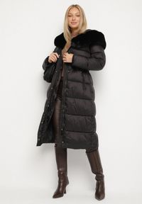 Born2be - Czarna Długa Kurtka Puchowa z Pikowanymi Przeszyciami i Kapturem z Futrem Zevea. Okazja: na co dzień, na spacer. Kolor: czarny. Materiał: puch, futro. Długość: długie. Styl: casual, elegancki #5