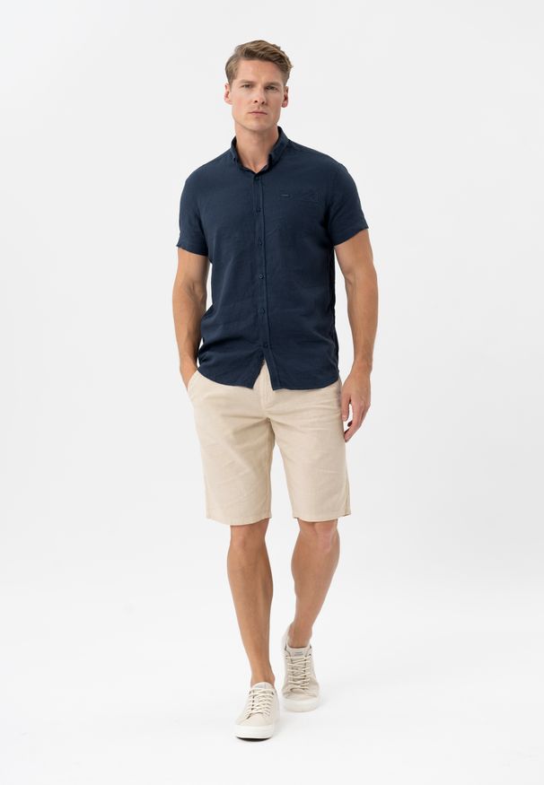 Volcano - Lniane szorty, Regular Fit, P-GOUDS. Kolor: beżowy. Materiał: len. Długość: krótkie. Styl: klasyczny