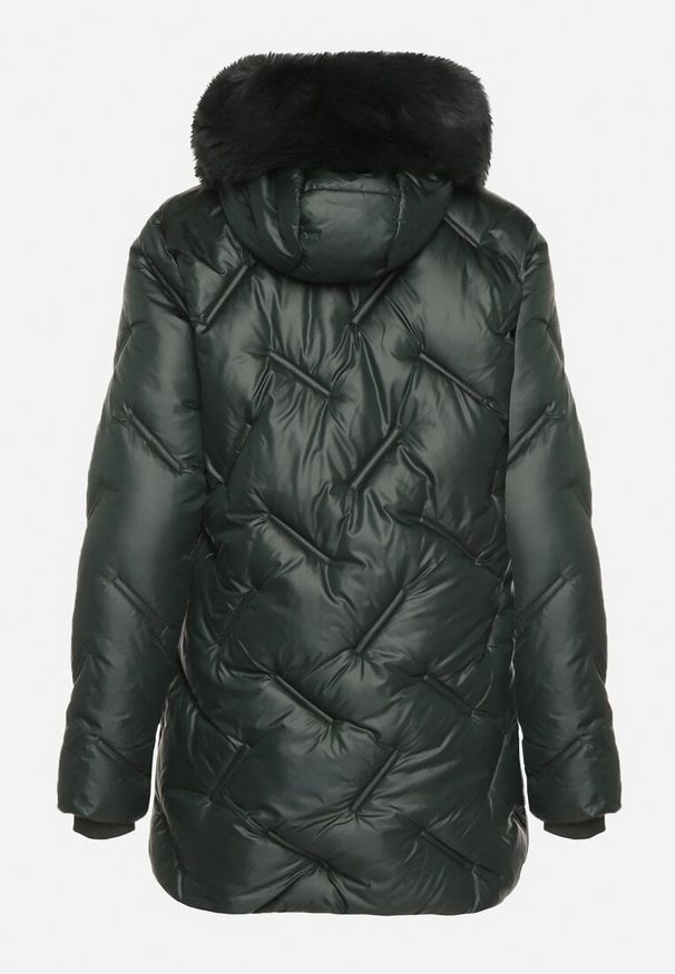 Born2be - Ciemnozielona Kurtka z Oryginalnym Pikowaniem i Kapturem z Futerkiem Nallisa. Okazja: na co dzień, do pracy, na spotkanie biznesowe. Kolor: zielony. Materiał: futro. Styl: casual, biznesowy