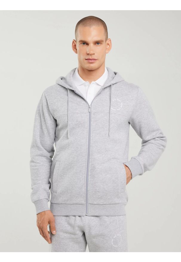 Big-Star - Bluza męska z kapturem szara Ajron 901/ Kersyn 901. Okazja: na co dzień. Typ kołnierza: kaptur. Kolor: szary. Materiał: materiał. Wzór: aplikacja. Styl: sportowy, wakacyjny, elegancki, casual