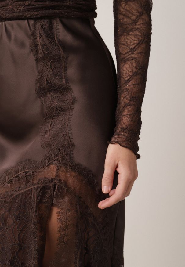 Born2be - Brązowa Spódnica z Satyny z Koronką i Rozcięciem na Nogę Doritana. Okazja: na co dzień. Kolor: brązowy. Materiał: koronka, satyna. Długość: długie. Wzór: koronka. Styl: elegancki, klasyczny, casual