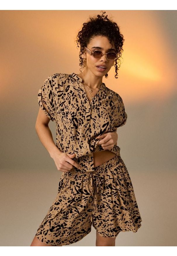 Sinsay - Wiskozowe szorty z kieszeniami - beżowy. Kolor: beżowy. Materiał: wiskoza