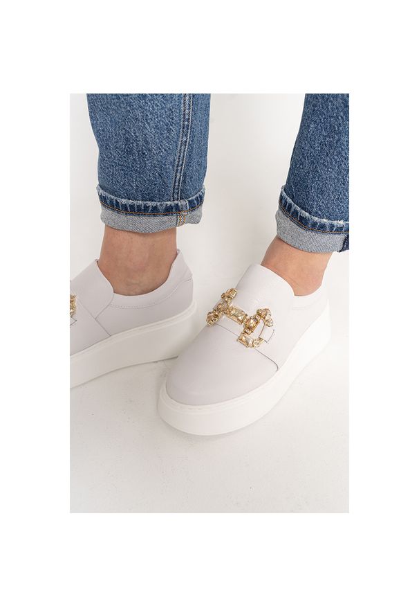 CheBello - Białe Sneakersy Chebello Stylowe Obuwie Damskie Na Platformie. Okazja: na uczelnię. Kolor: biały. Materiał: jeans, materiał. Wzór: aplikacja. Obcas: na platformie